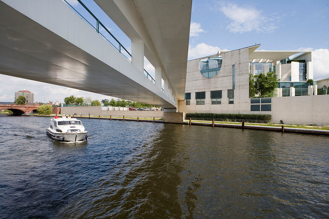 Hausboot, Connoisseur Magnifique, fährt am Kanzleramt vorbei, Spree, Berlin, Deutschland