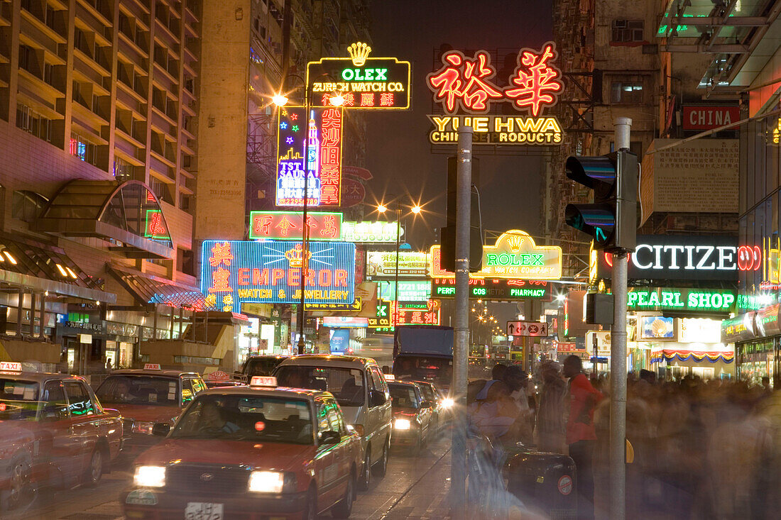 Straße bei Nacht, Nathan Road, Tsim Sha Tsui, Kowloon, Hong Kong