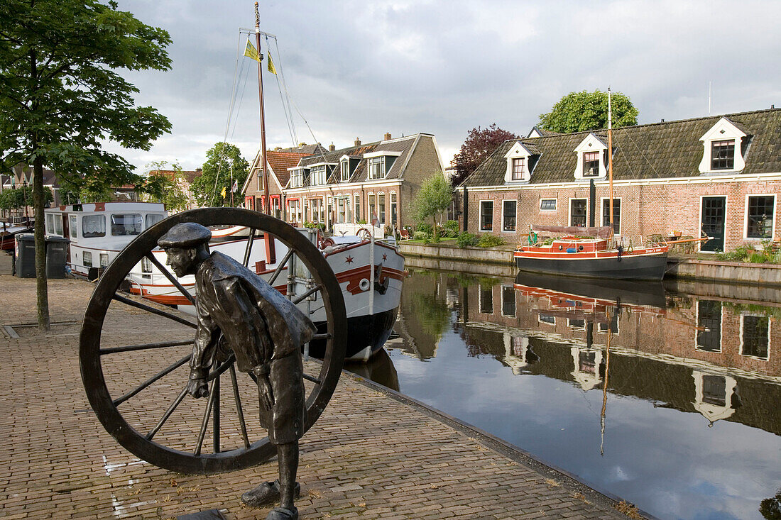 Skulptur und Hausboote, Sneek, Friesische Seen, Niederlande