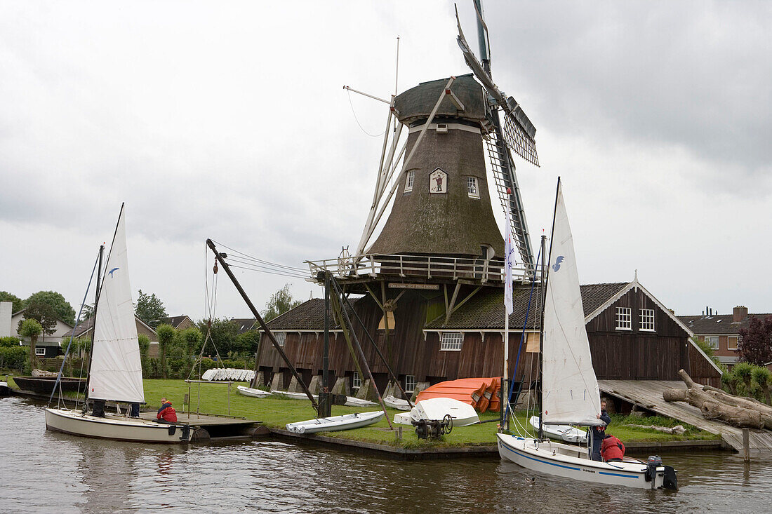 Segelschiffe und Windmühle, Woudsend, Friesische Seen, Niederlande