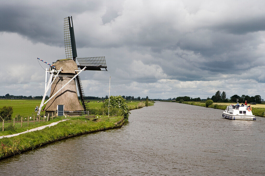 Windmühle und Hausboot, Crown Blue Line, Scharsterbrug, Friesische Seen, Niederlande