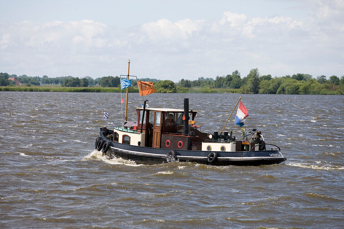 Historischer Schleppe, Noorder Oudeweg Wasserweg, in der Nähe von Joure, Friesische Seen, Niederlande