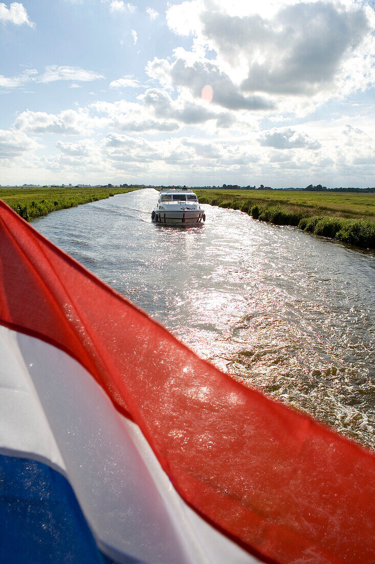 Niederländische Fahne und Hausboot, Crown BLue Line, Birstumerrak Wasserweg, in der Nähe von Akkrum, Friesische Seen, Niederlande