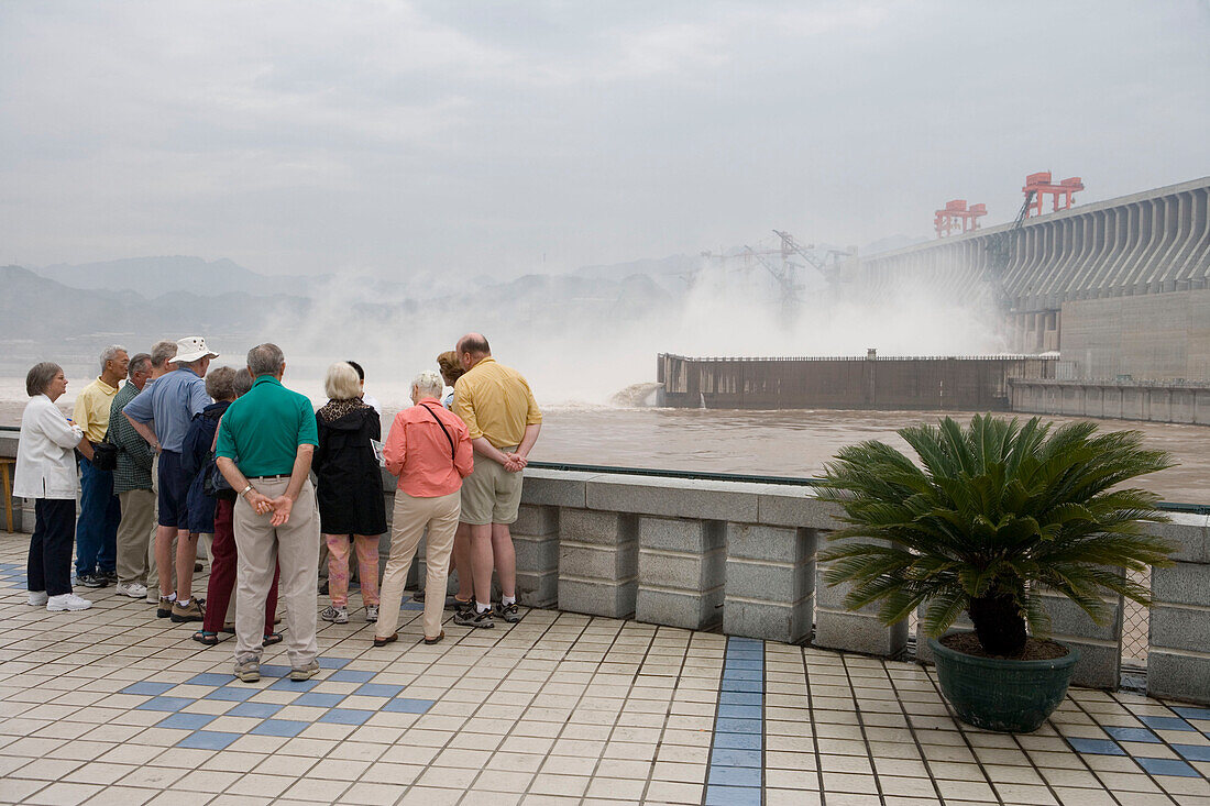 Touristen beim Drei Schluchten Damm, Sandouping, Yichang, Xiling-Schlucht, Jangtze Fluß, China