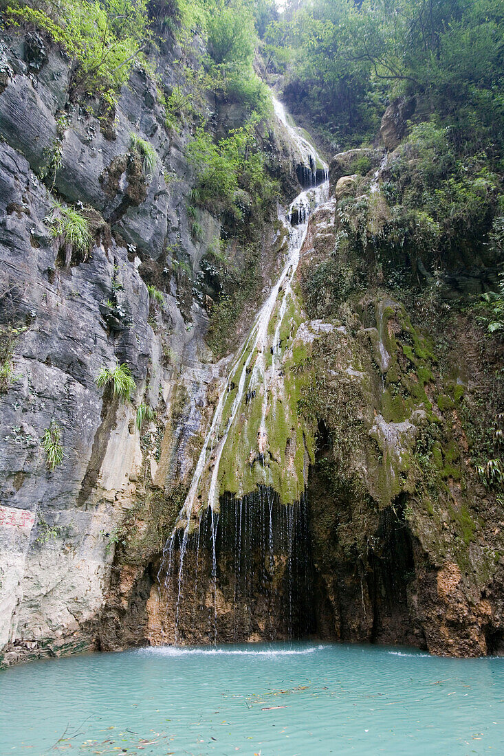 Wasserfall in der Schlucht des Smaragdgrünen Tropfens, Daning River Lesser Gorges, in der Nähe von Wushan, China