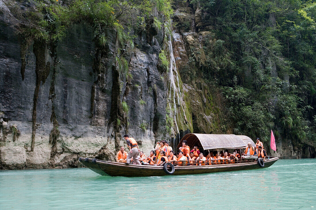 Ausflugsboot und Wasserfall in der  Schlucht des Smaragdgrünen Tropfens, Daning River Lesser Gorges. in der Nähe von Wushan, China