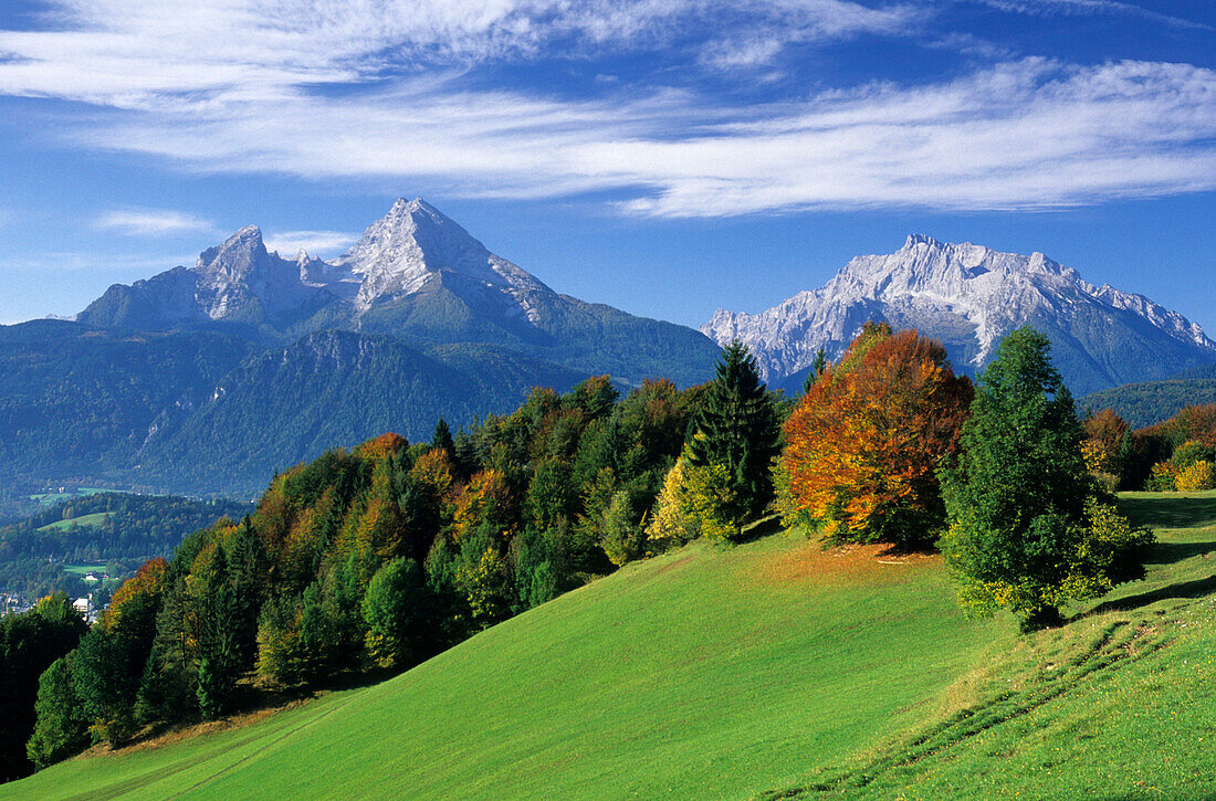 Herbstlandschaft mit Blick auf Watzmann und Hochkalter, Berchtesgadener Alpen, Oberbayern, Bayern, Deutschland