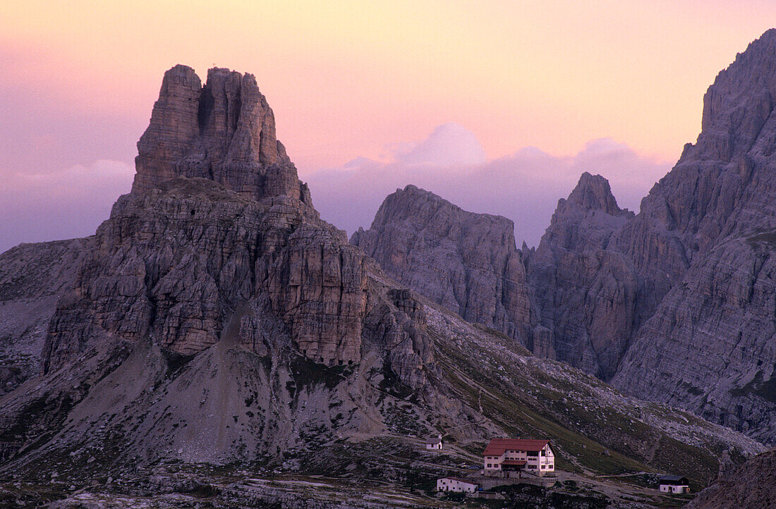 Morgenstimmung am Toblinger Knoten mit Dreizinnenhütte, Dolomiten, Südtirol, Italien