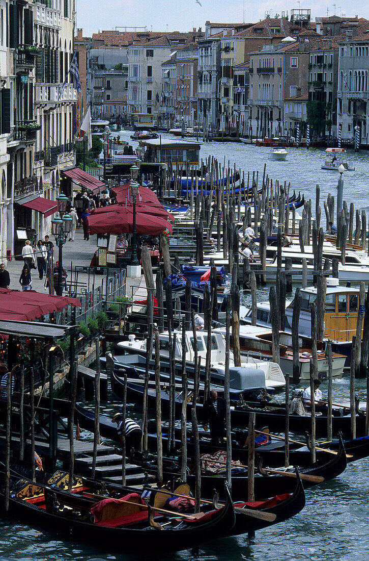 Boote und Gondeln an der Anlegestelle, Canale Grande, Venedig, Venezien, Italien