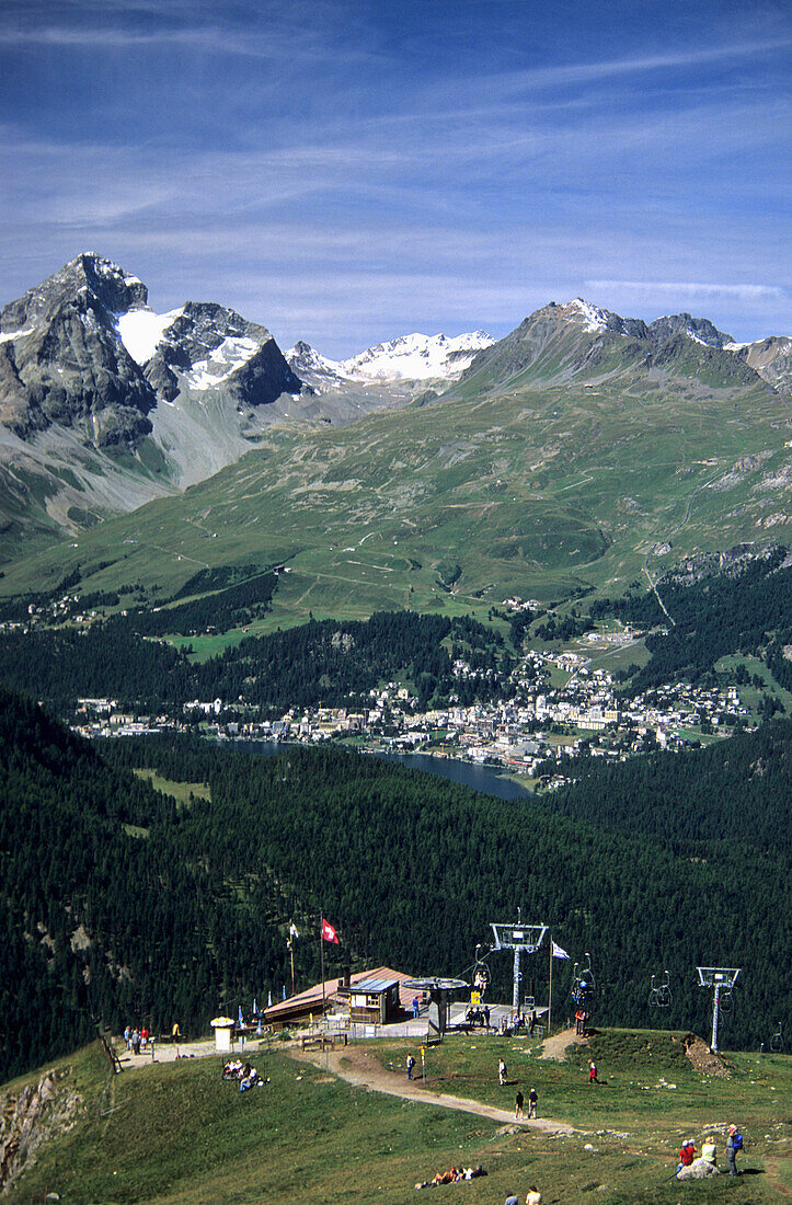 Bergstation des Sessellifts zur Alp Languard mit Wanderern, Blick auf St. Moritz und Piz Julier, Oberengadin, Graubünden, Schweiz