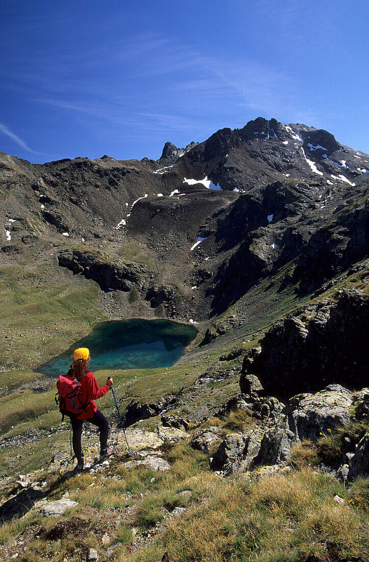 Wanderer beim Abstieg zum blaugrünen Lej Languard, Oberengadin, Graubünden, Schweiz