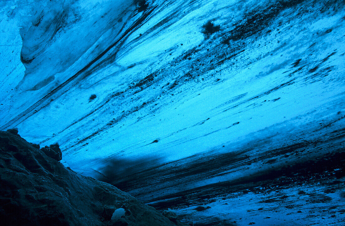 Gletschereis von unten im Durchlicht aufgenommen mit Fließspuren, Hallstätter Gletscher, Oberösterreich, Österreich