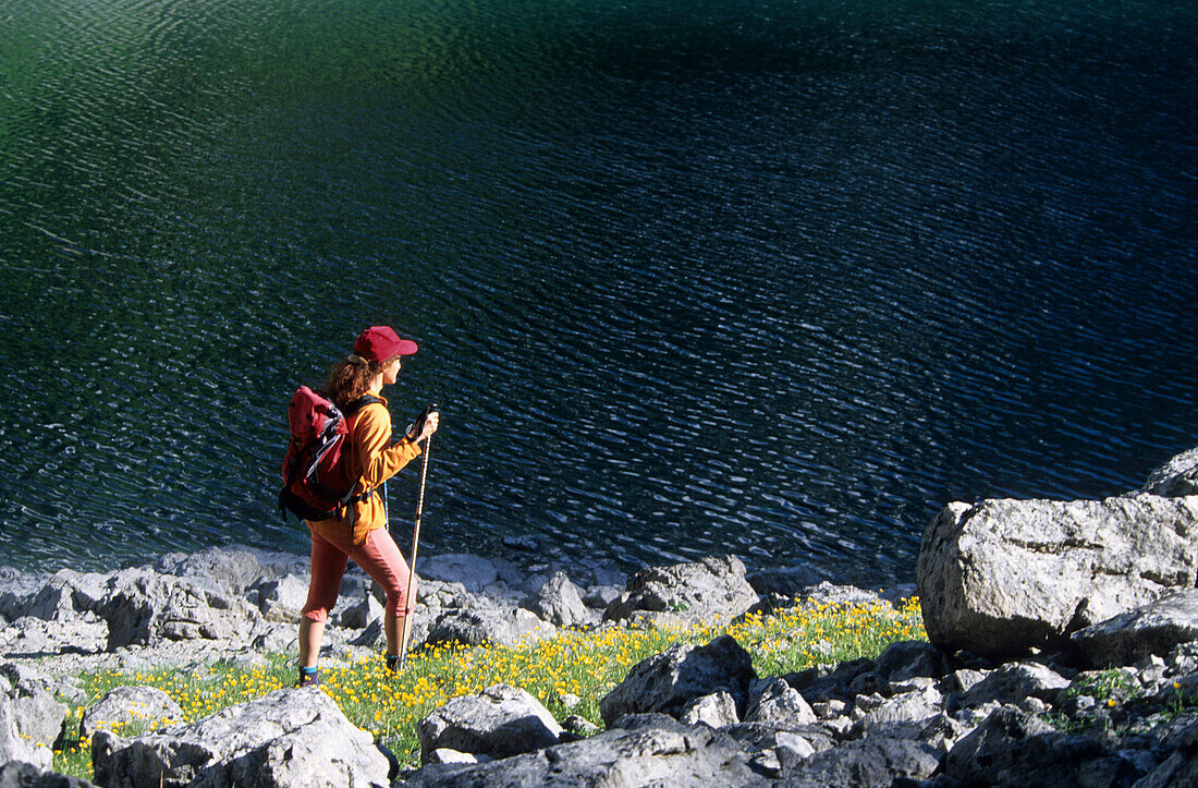 Wanderer am blau-grünen Hinteren Gosausee, Dachsteingruppe, Oberösterreich, Dachstein