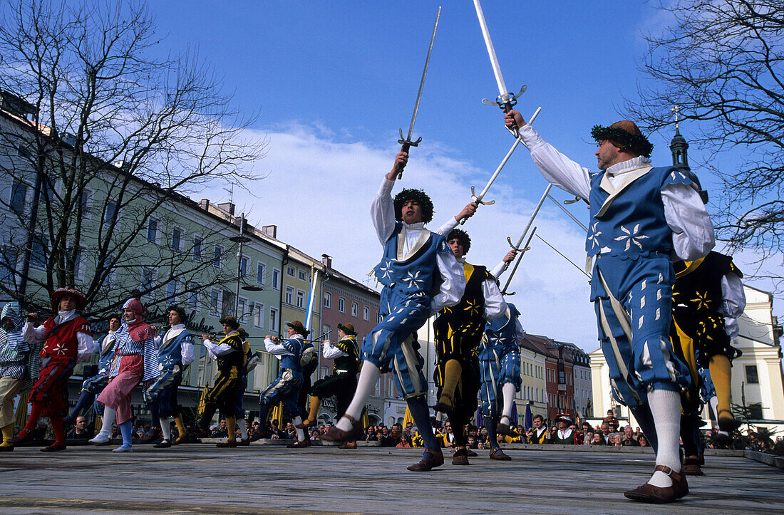 Schwertertanz mit historischen Kostümen beim Georgiritt und Festumzug in Traunstein, Chiemgau, Oberbayern, Bayern, Deutschland