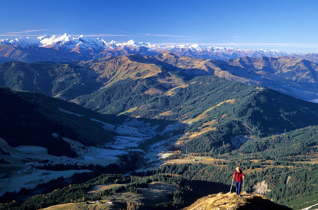 Bergsteiger unterwegs an der Taghaube über der Erichhütte mit Blick auf Hohe Tauern, Hochköniggebiet, Berchtesgadener Alpen, Salzburg, Österreich