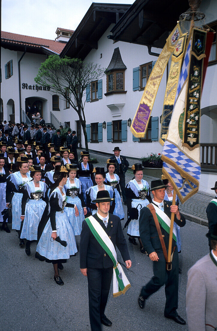 Frauen und Männer in Tracht, Wallfahrt nach Maria Eck, Siegsdorf, Chiemgau, Oberbayern, Bayern, Deutschland