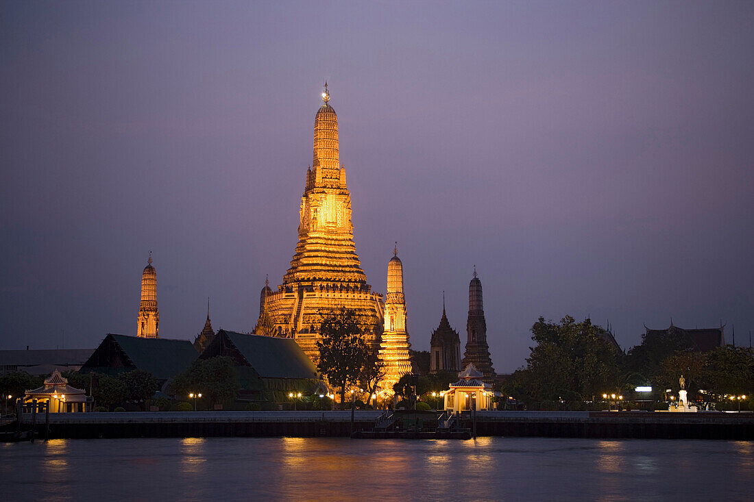 Blick über Menam Chao Phraya Fluss zum Tempel Wat Arun bei Nacht, Bangkok, Thailand