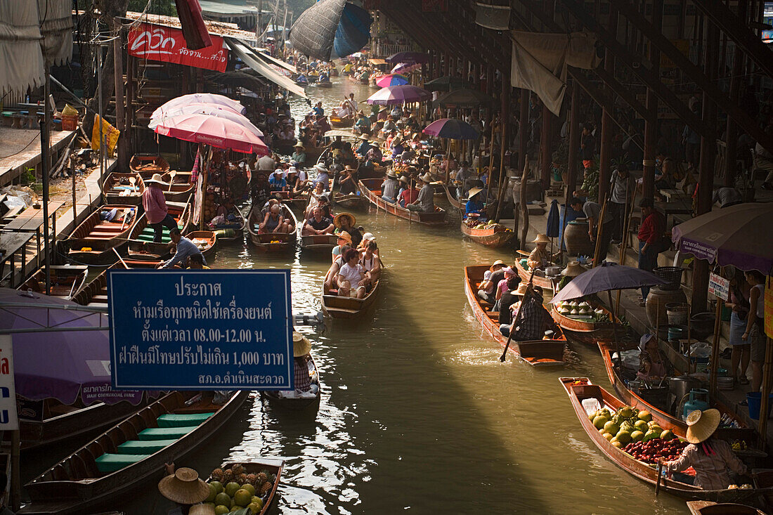 Touristen in Holzbooten besichtigen den Schwimmenden Markt, Damnoen Saduak, bei Bangkok, Ratchaburi, Thailand