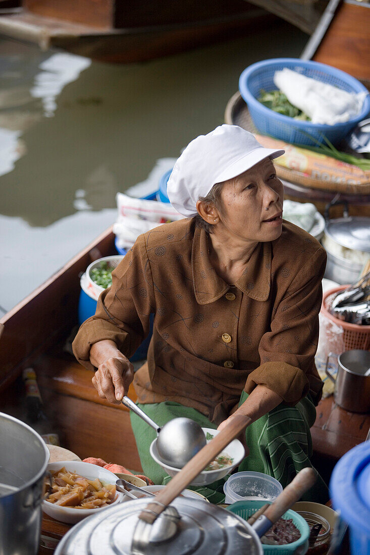 Frau verkauft Essen auf dem Schwimmendem Markt, Damnoen Saduak, bei Bangkok, Ratchaburi, Thailand