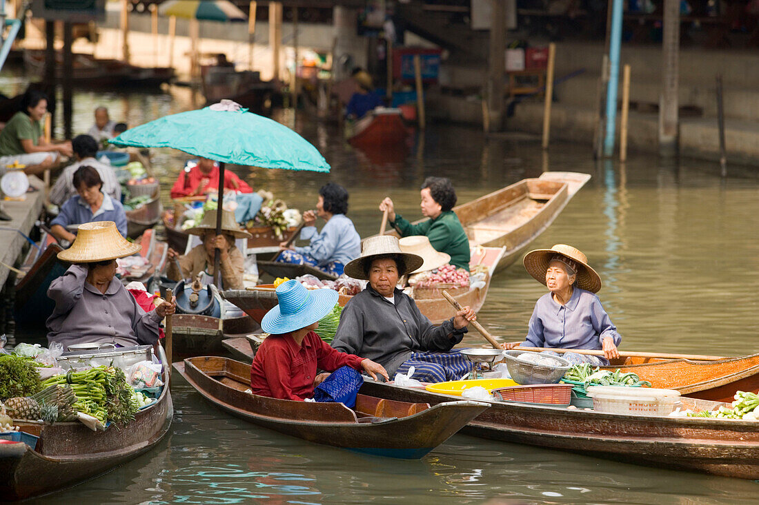 Market-women in wooden canoes at Floating Market, Damnoen Saduak, near Bangkok, Ratchaburi, Thailand