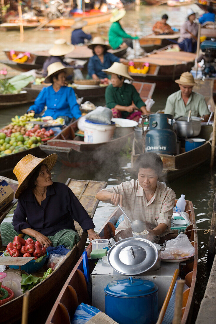Frauen verkaufen Waren auf dem Schwimmendem Markt, Damnoen Saduak, bei Bangkok, Ratchaburi, Thailand