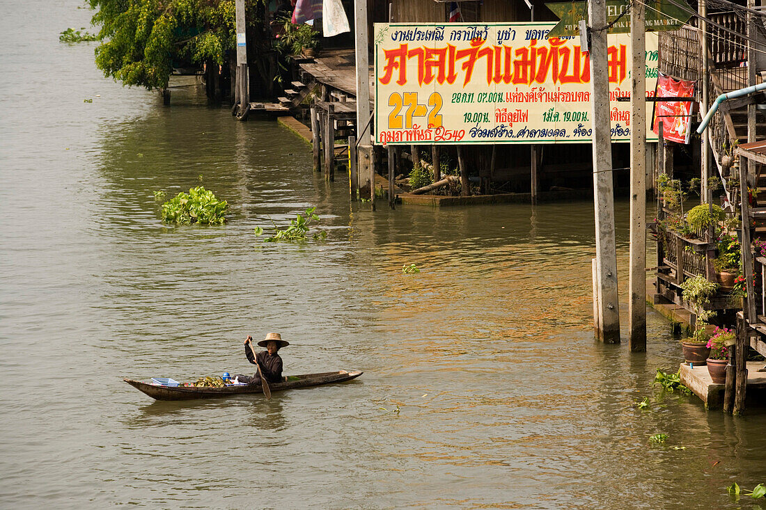 Frau paddelt zum Schwimmendem Markt, Damnoen Saduak, bei Bangkok, Ratchaburi, Thailand