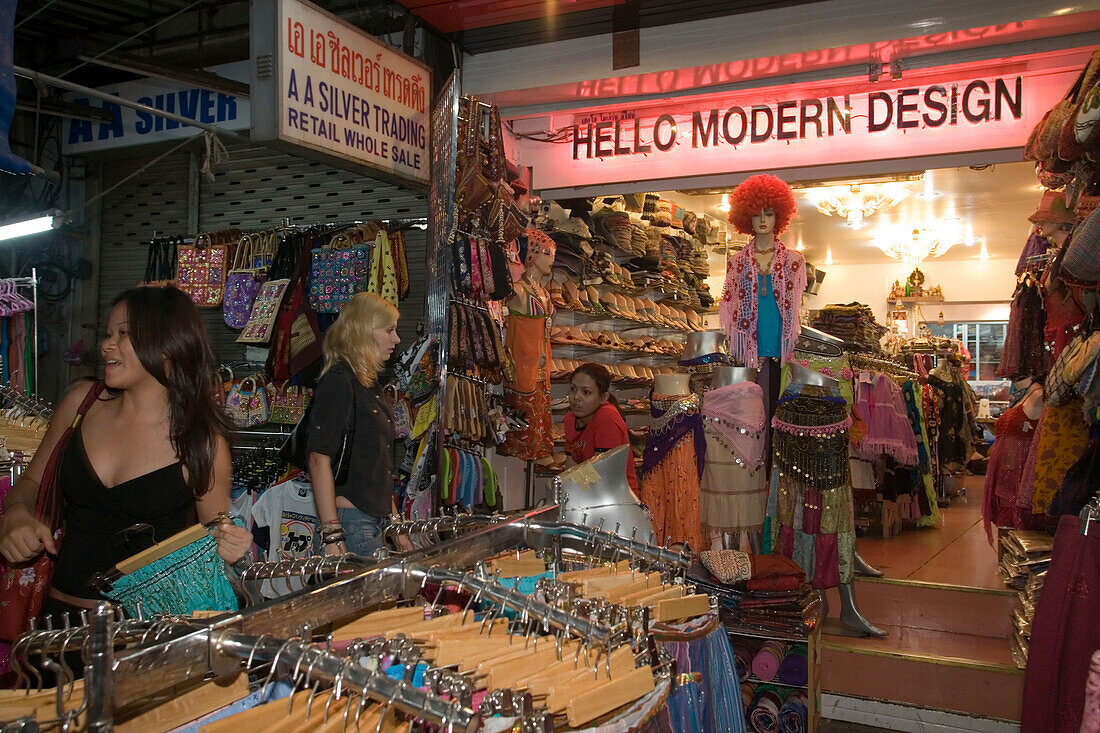 Tourists shopping at Th Khao San Road in the evening, Banglamphu, Bangkok, Thailand