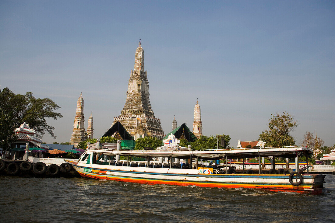 Menam Chao Phraya mit Fähre, Wat Arun (Tempel der Morgenröte) im Hintergrund, Bangkok, Thailand