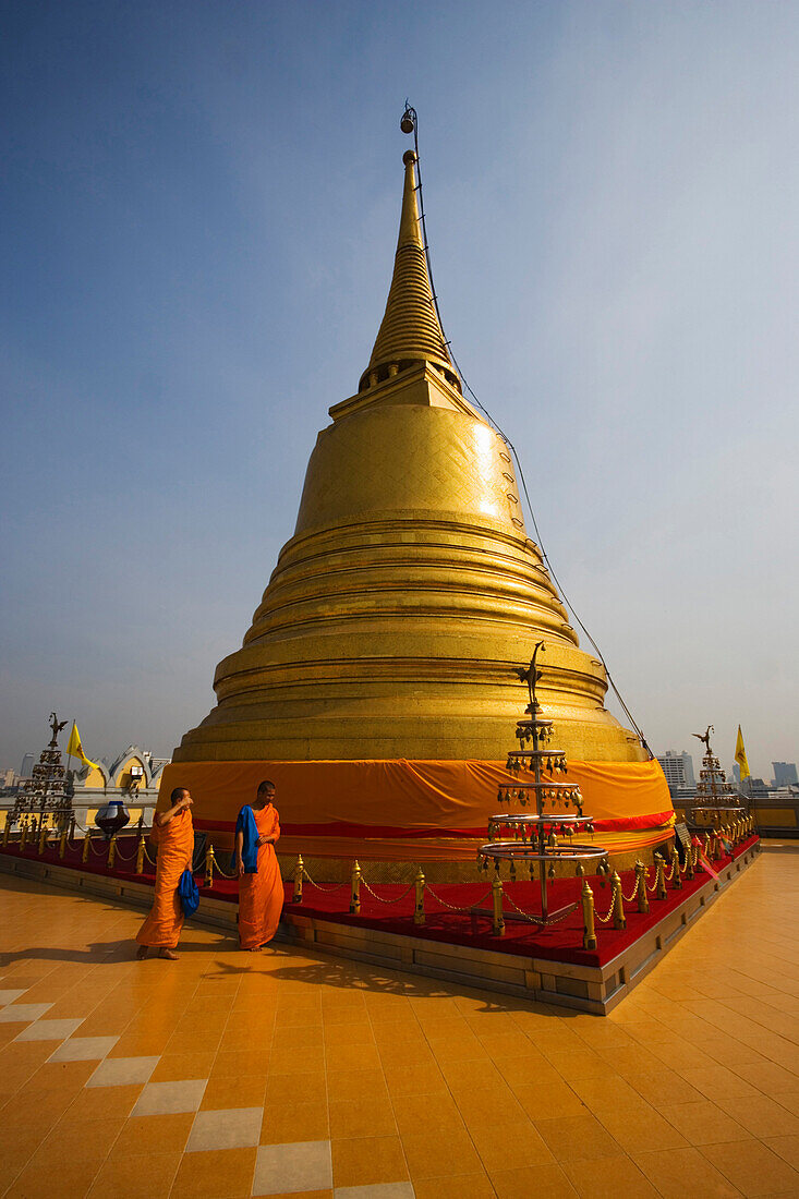 Zwei Mönche bei einer Goldenen Chedi, Wat Saket, Bangkok, Thailand