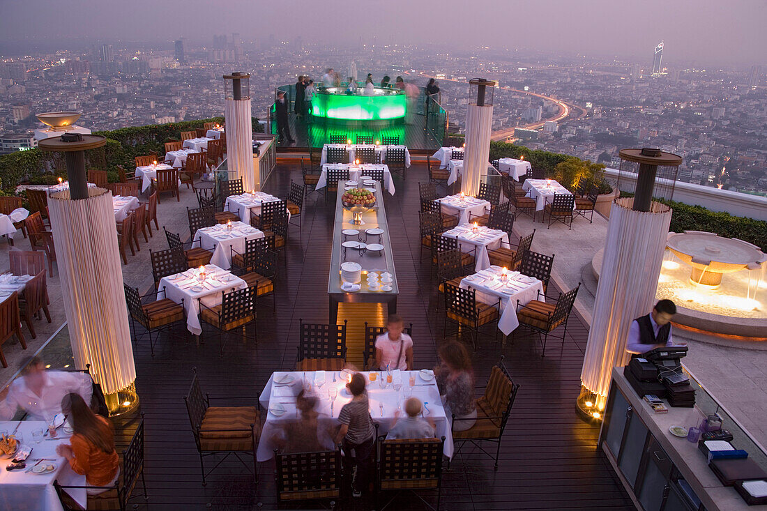 Blick über die Sirocco Sky Bar und Bangkok am Abend, State Tower, Bangkok, Thailand