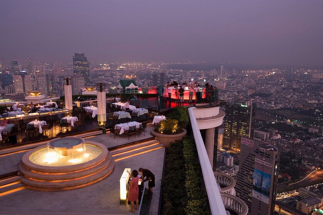 Blick über die Sirocco Sky Bar und Bangkok am Abend, State Tower, Bangkok, Thailand