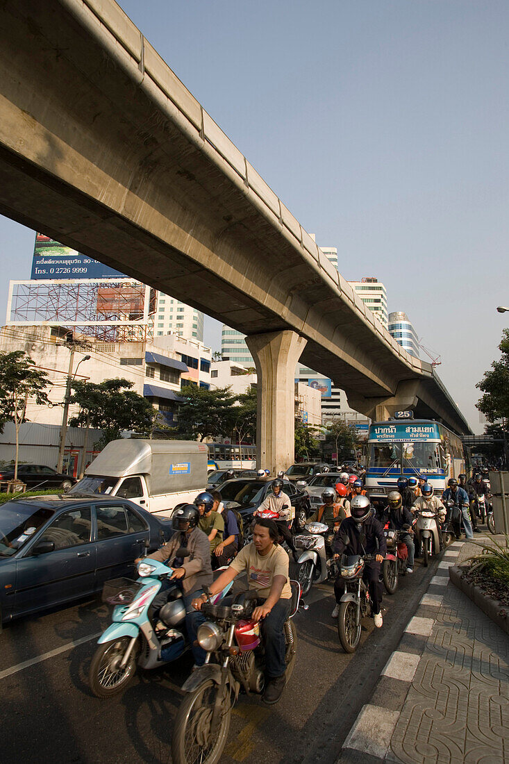 Verkehrsstau auf der Sukhumvit Straße, Bangkok, Thailand
