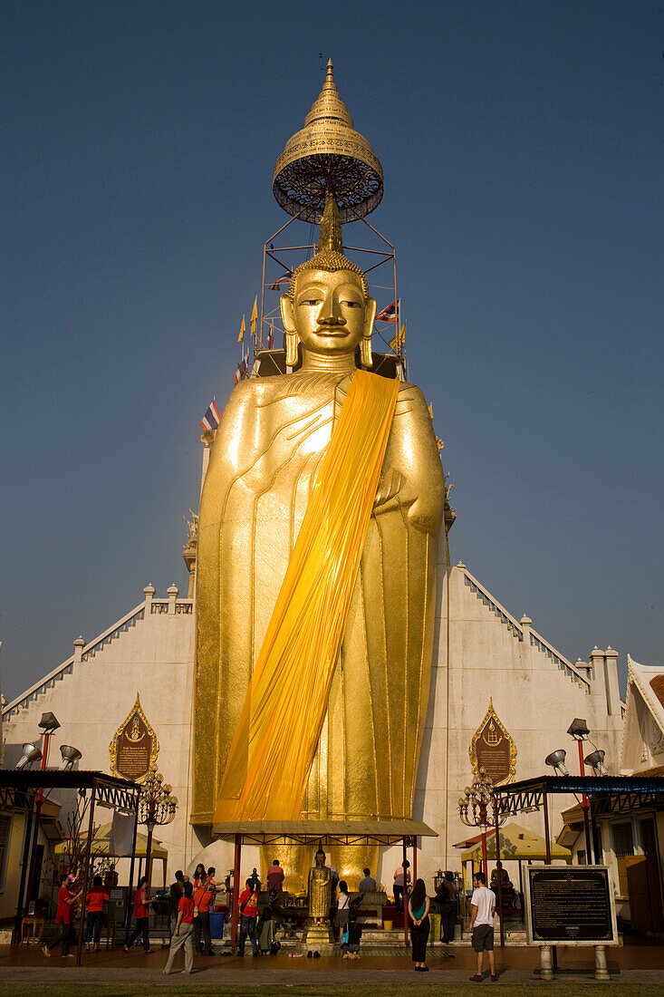 View to the gilded Buddha statue, 32 m high, Wat Intharawihan, Banglamphu, Bangkok, Thailand