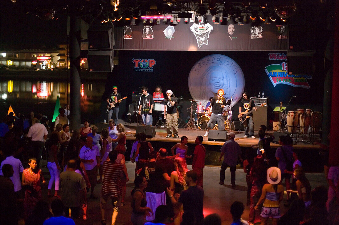 Band on stage of the Reggae Pub, Chaweng Beach, Hat Chaweng Central, Ko Samui, Thailand