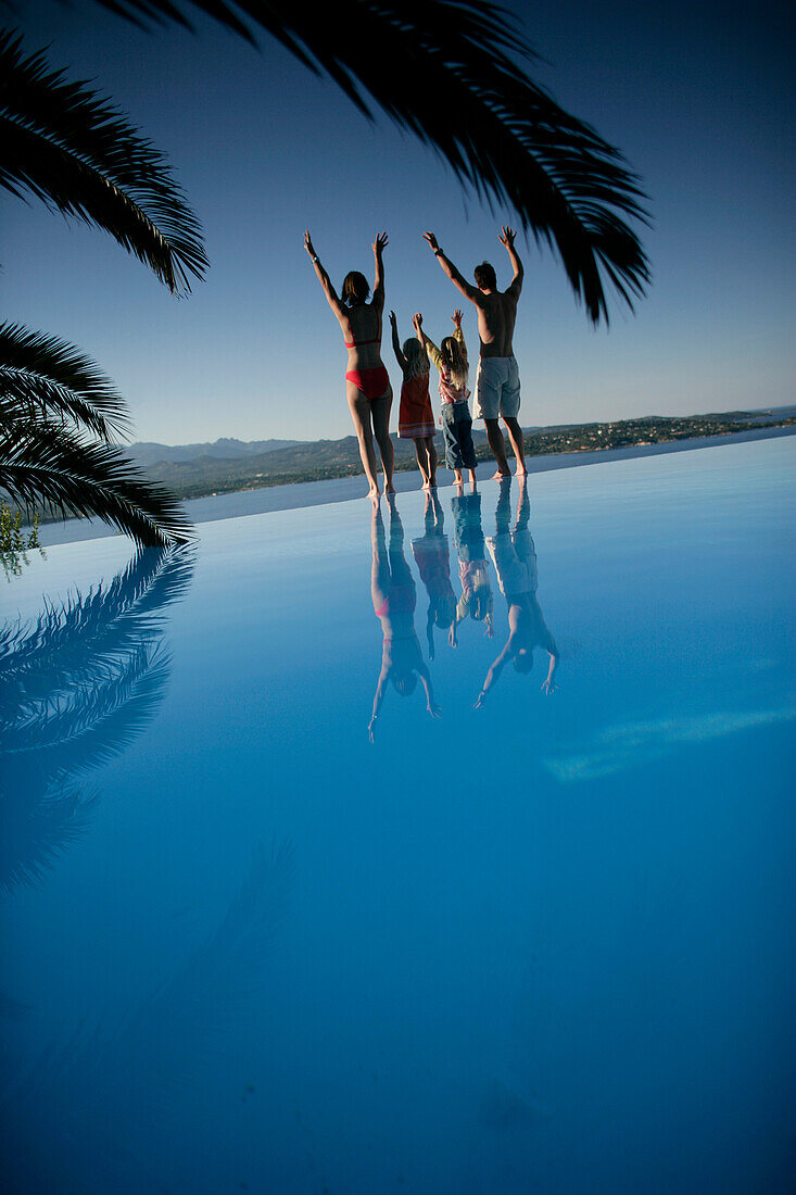 Familie am Pool, Bucht von Porto Vecchio, Südkorsika, Frankreich