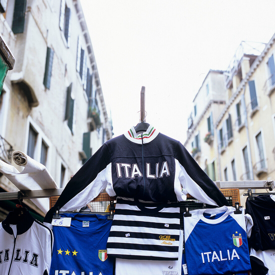 Italienische Trikots an einem Verkaufsstand auf der Strasse, Venedig, Italien