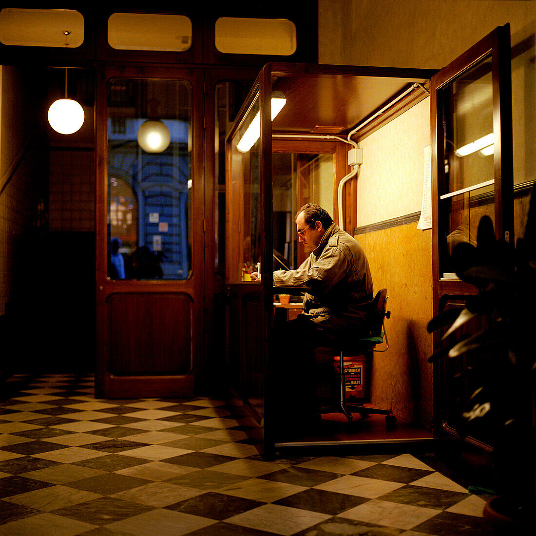 Pförtner hält Nachtwache, Hoteleingang, Florenz, Toskana, Italien