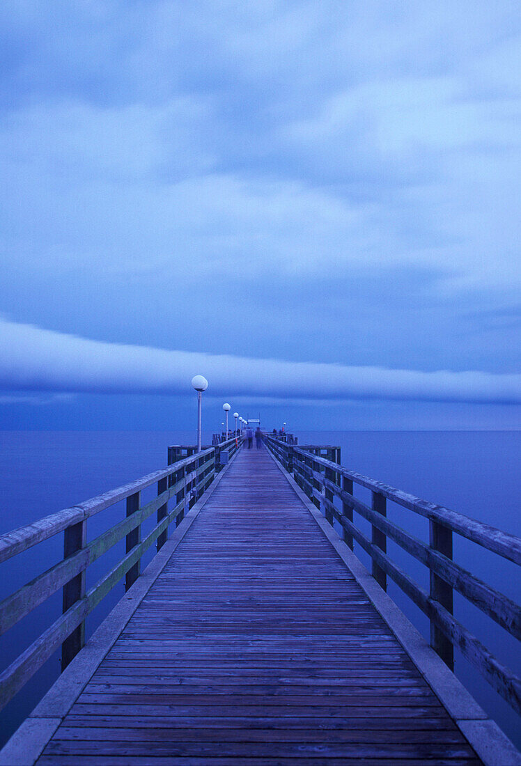 Seebrücke an der Ostsee, Dierhagen, Mecklenburg Vorpommern, Deutschland, brücke, see, blaue stunde bewölkt, wolken, wolkenbildung, holzbrücke, steg
