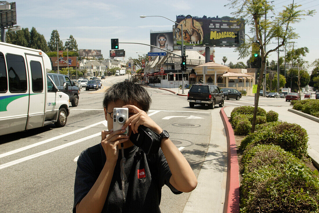 Japanischer Tourist fotografiert den Sunset Boulevard, Werbetafeln, Werbeplakate, Plakate, Werbung,Los Angeles, Kalifornien, Vereinigte Staaten von Amerika, U.S.A.