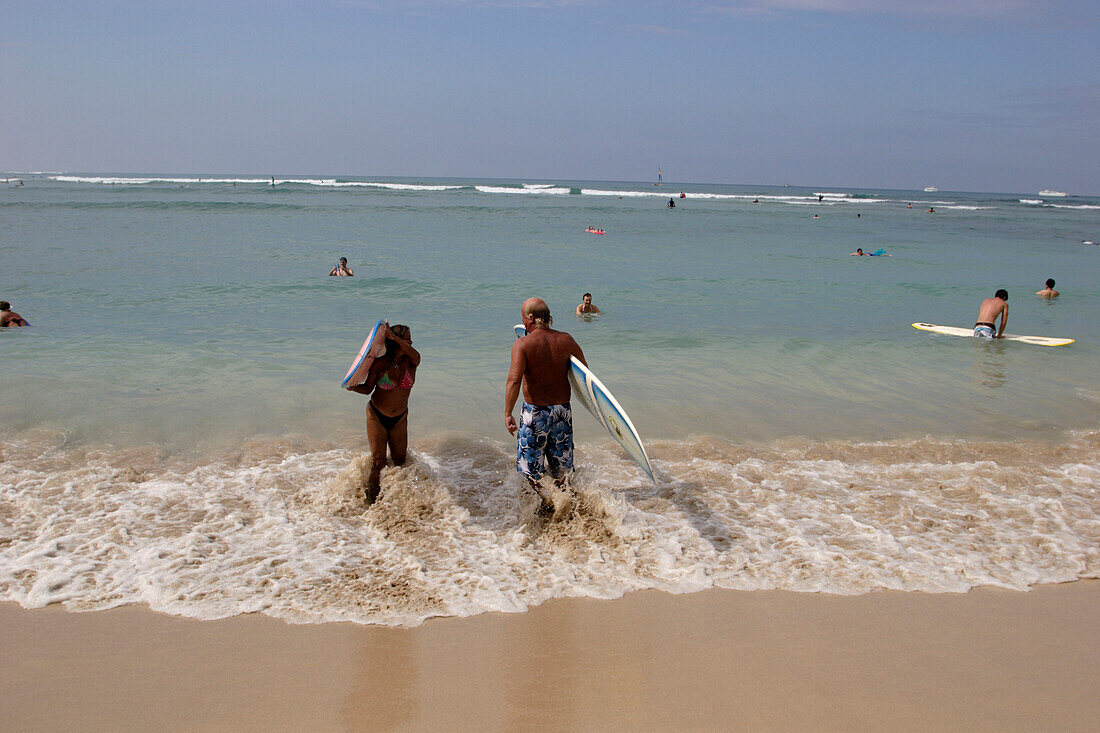 Surfer, Waikiki Beach, Honolulu, Vereinigte Staaten von Amerika, U.S.A.