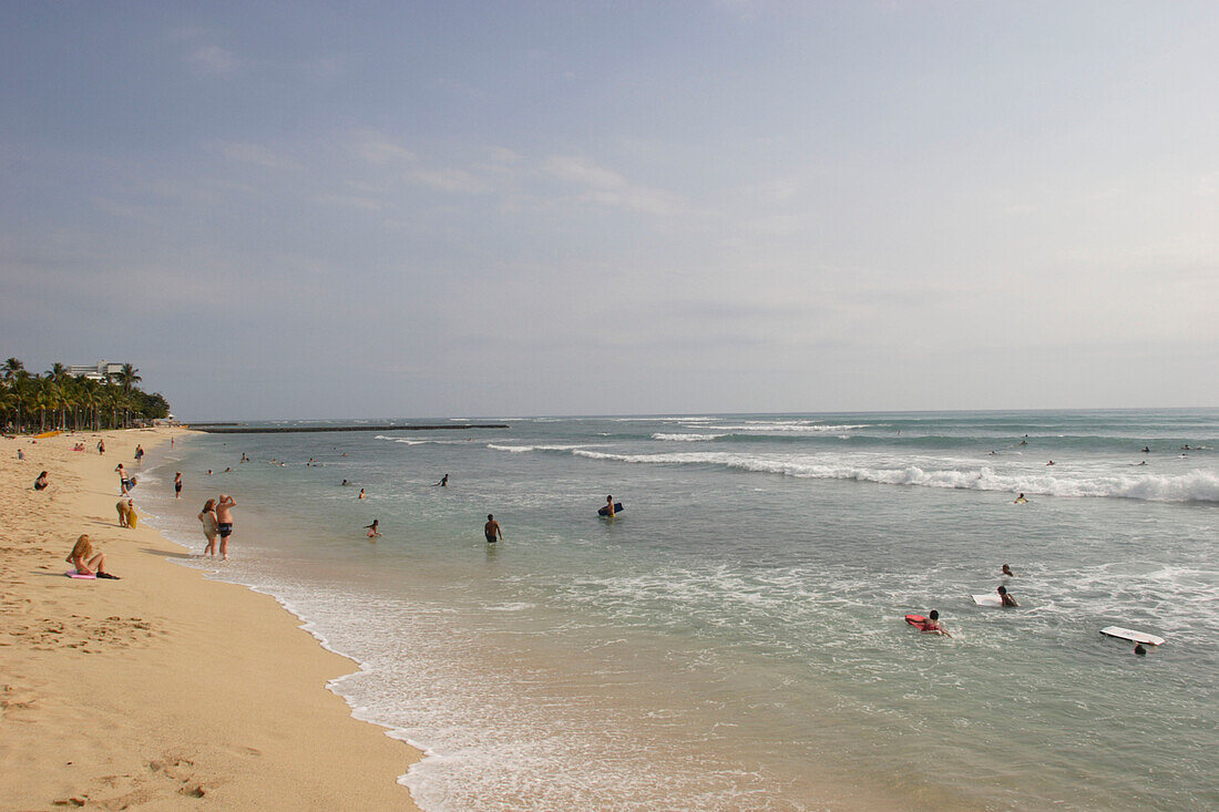 Menschen baden im Meer, Waikiki Strand, Honolulu, Hawaii, Amerika, USA