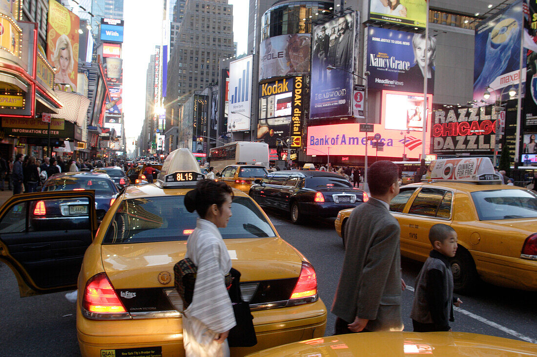 7th Avenue, japanische Familie, Touristen, Taxis,Manhattan, New York City, U.S.A., Vereinigte Staaten von Amerika