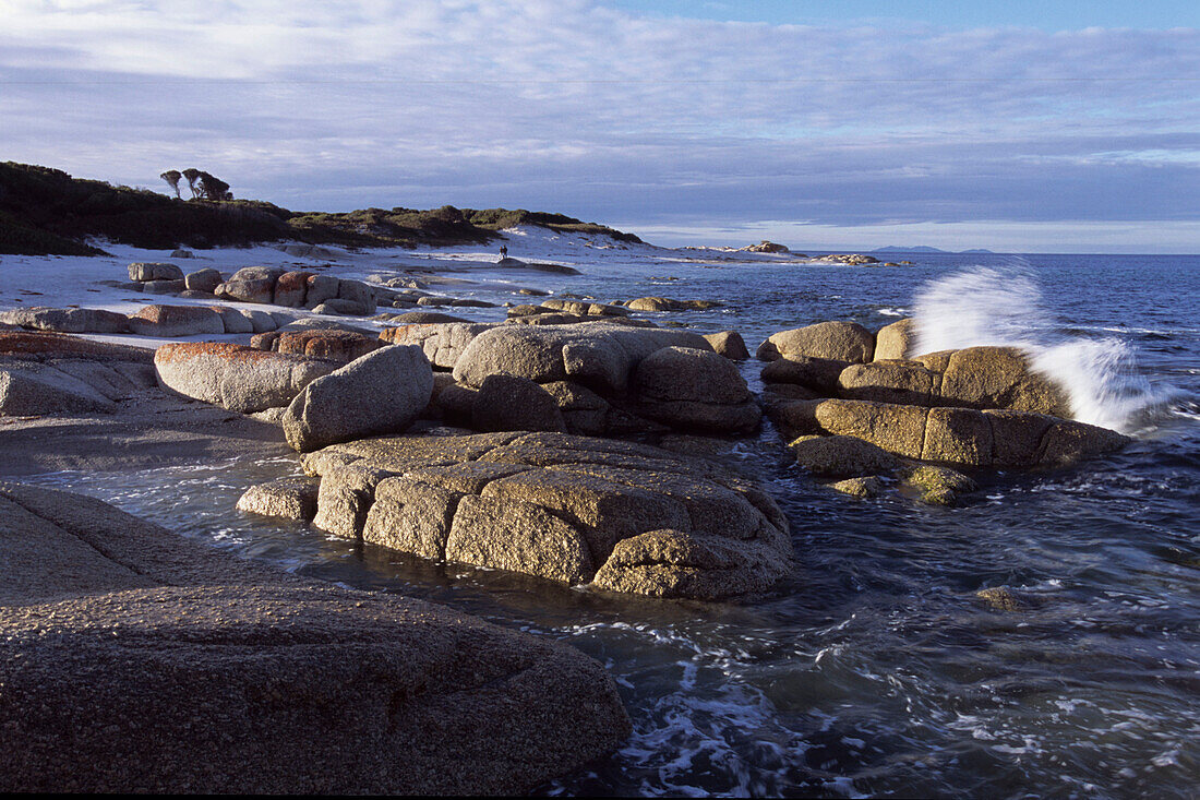 Eine Welle bricht gegen Felsen, Bay of Fires Walk, Tasmanien Australien