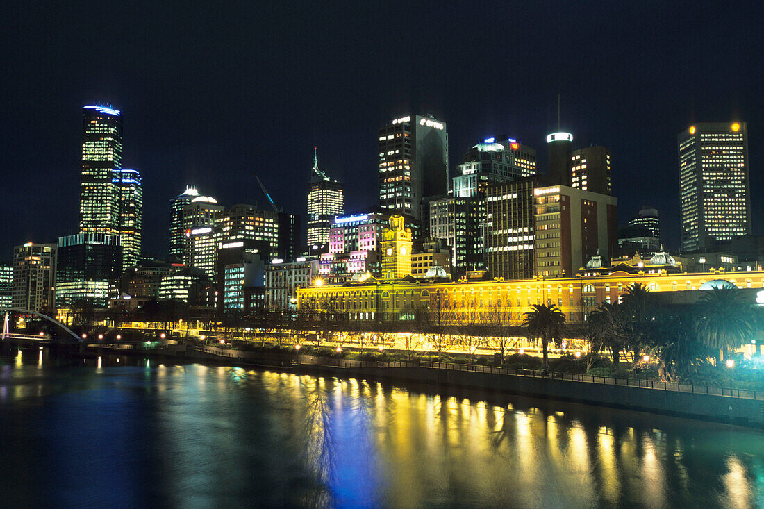 Der Yarra Fluß und Bahnhof, Flinders Street station bei Nacht, Melbourne, Victoria, Australia