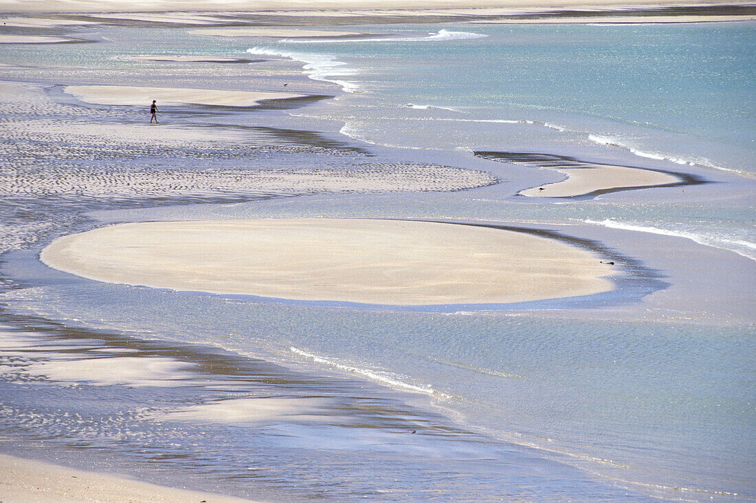 Eine Frau spaziert am Strand entlang, Waikawau Bay, Coromandel Peninsula, Nordinsel, Neuseeland