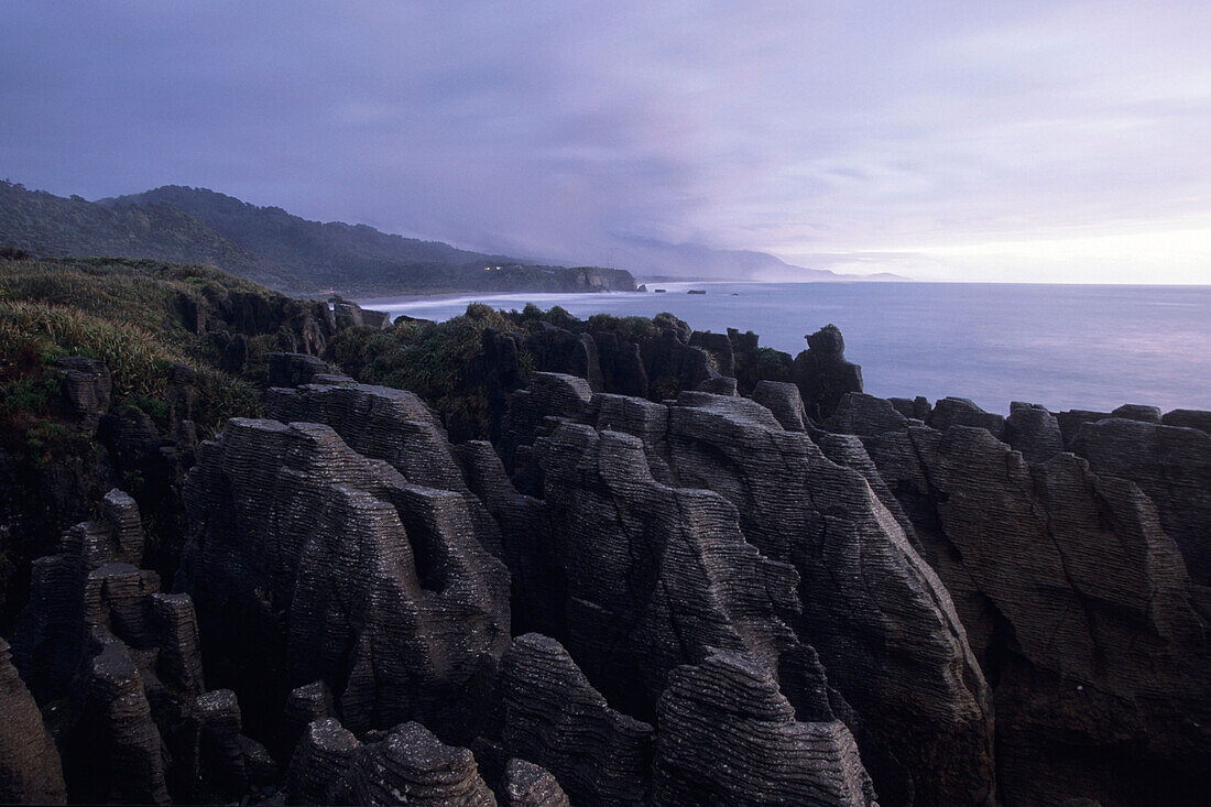 Felsen in der Dämmerung, Pancake Rocks, Paparoa National Park, in der Nähe von Punakaiki, Westküste, Südinsel, Neuseeland