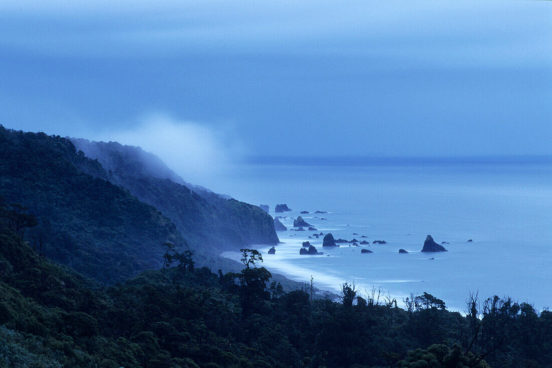 Ein Küstenlandschaft in der Dämmerung, Knights Point Coastline, Knights Point, in der Nähe von Haast, Westküste, Südinsel, Neuseeland