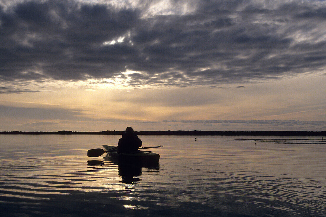 Kajakfahren bei Sonnenuntergang, Okarito Lagune, Westküste, Südinsel, Neuseeland