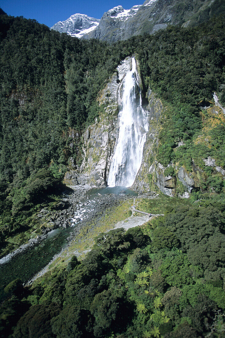 Luftaufnahme von Bowen Falls, Milford Sound, Fiordland National Park, Südinseln, Neuseeland