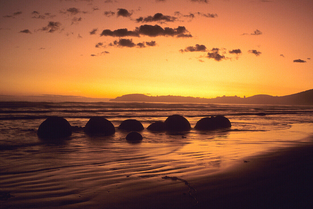Moeraki Felsen in der Morgendämmerung, Moeraki, Otago, Südinsel, Neuseeland